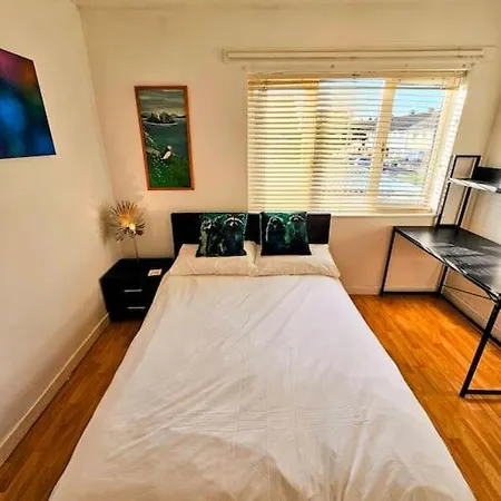 Full House For Up To Five People Family Friendly Free Parking Pets Welcome Lgbtq Friendly Дом отдыха