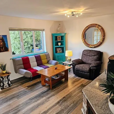 Full House For Up To Five People Family Friendly Free Parking Pets Welcome Lgbtq Friendly Дом отдыха