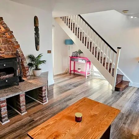 Full House For Up To Five People Family Friendly Free Parking Pets Welcome Lgbtq Friendly Дом отдыха *