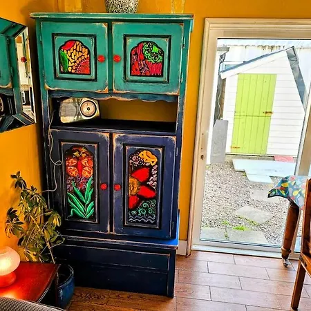 Full House For Up To Five People Family Friendly Free Parking Pets Welcome Lgbtq Friendly Трали