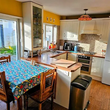 Full House For Up To Five People Family Friendly Free Parking Pets Welcome Lgbtq Friendly * Трали