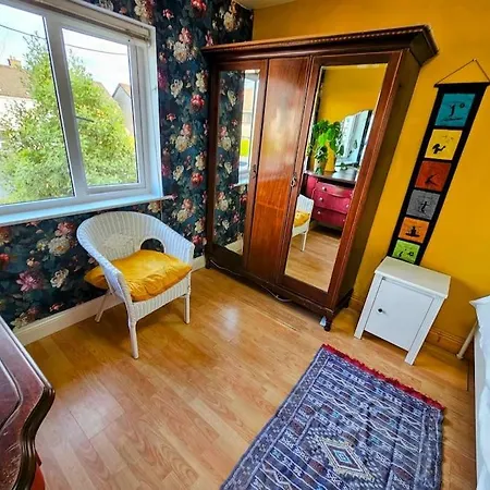 Full House For Up To Five People Family Friendly Free Parking Pets Welcome Lgbtq Friendly