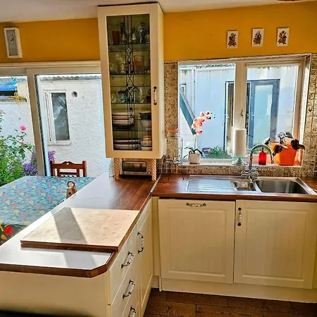 Full House For Up To Five People Family Friendly Free Parking Pets Welcome Lgbtq Friendly Дом отдыха Трали