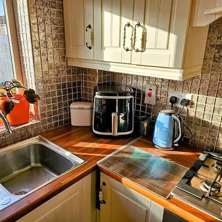 Full House For Up To Five People Family Friendly Free Parking Pets Welcome Lgbtq Friendly * Трали